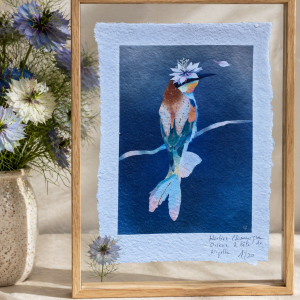 Illustration précieuse d'une chimère avec des fleurs de nigelle, corps d'oiseau queue de poisson